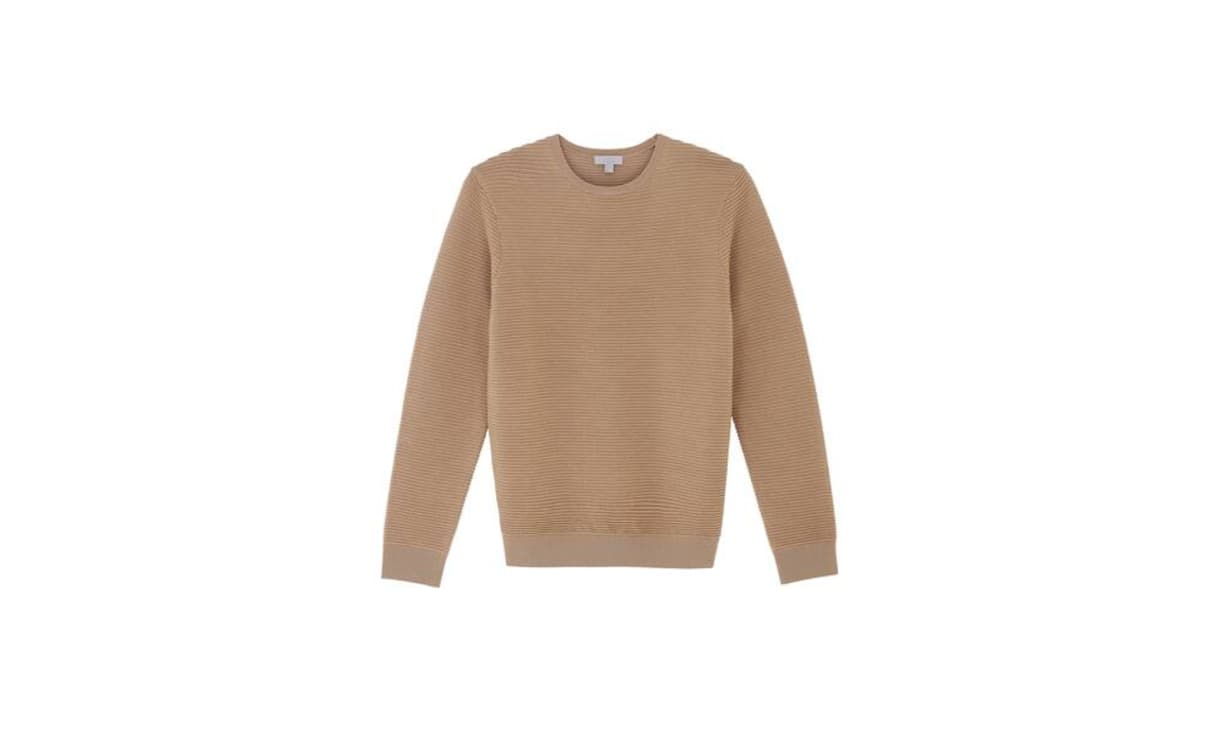 Schlicht: COS
Dank seiner beigen Farbe und normalen Passform ist der Pullover aus Merinowolle mit einem klassischen Rundausschnitt von COS vielseitig kombinierbar. Dieser ist auch in burgunderrot erhältlich. Preis 125 Franken