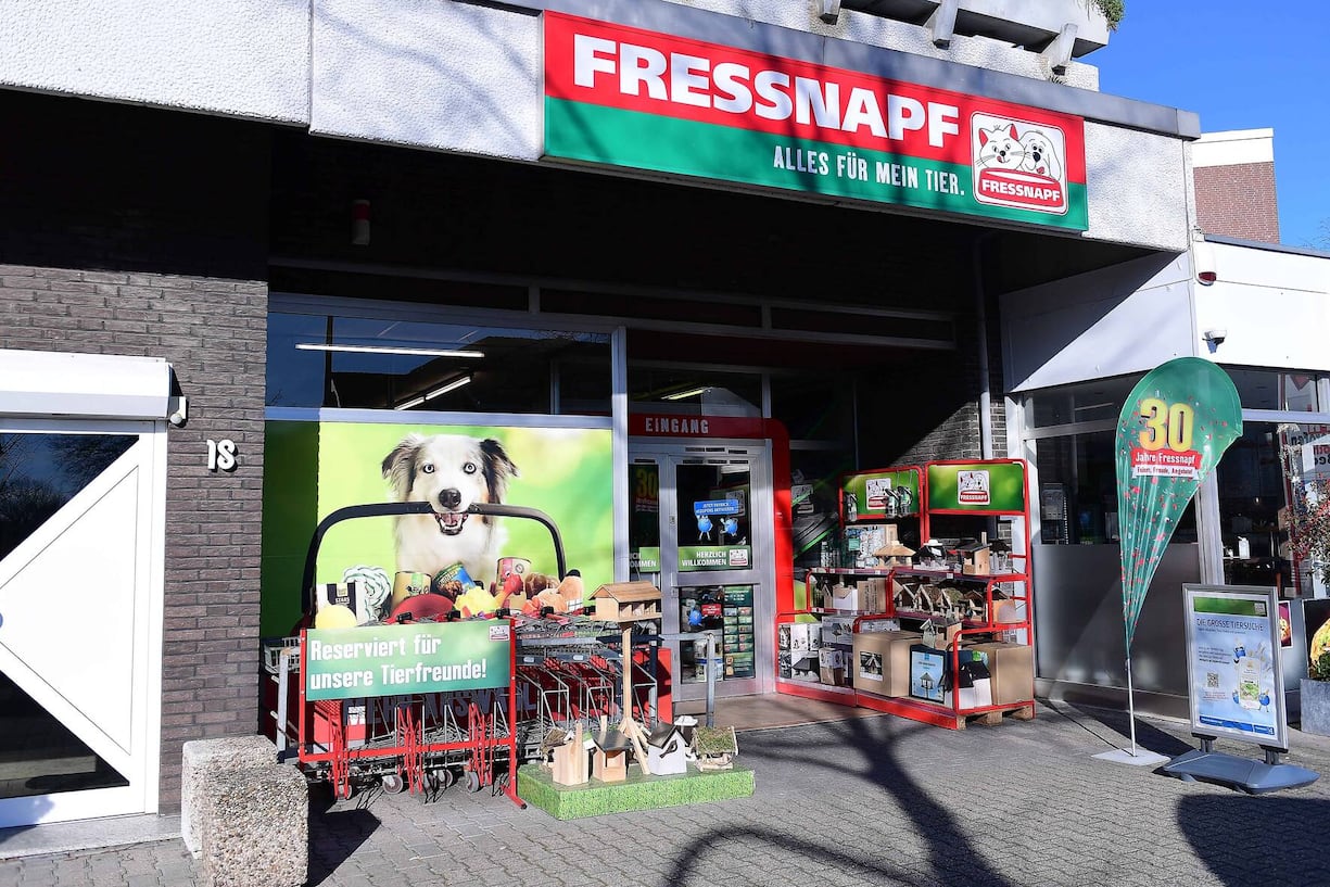 Fressnapf Filiale am 17.03.2020 in Oberhausen Eine Fressnapf Filiale am 17.03.2020 in Oberhausen. Die Fressnapf Holding SE auch: Fressnapf-Gruppe ist ein Franchise-Unternehmen mit Sitz in Krefeld.