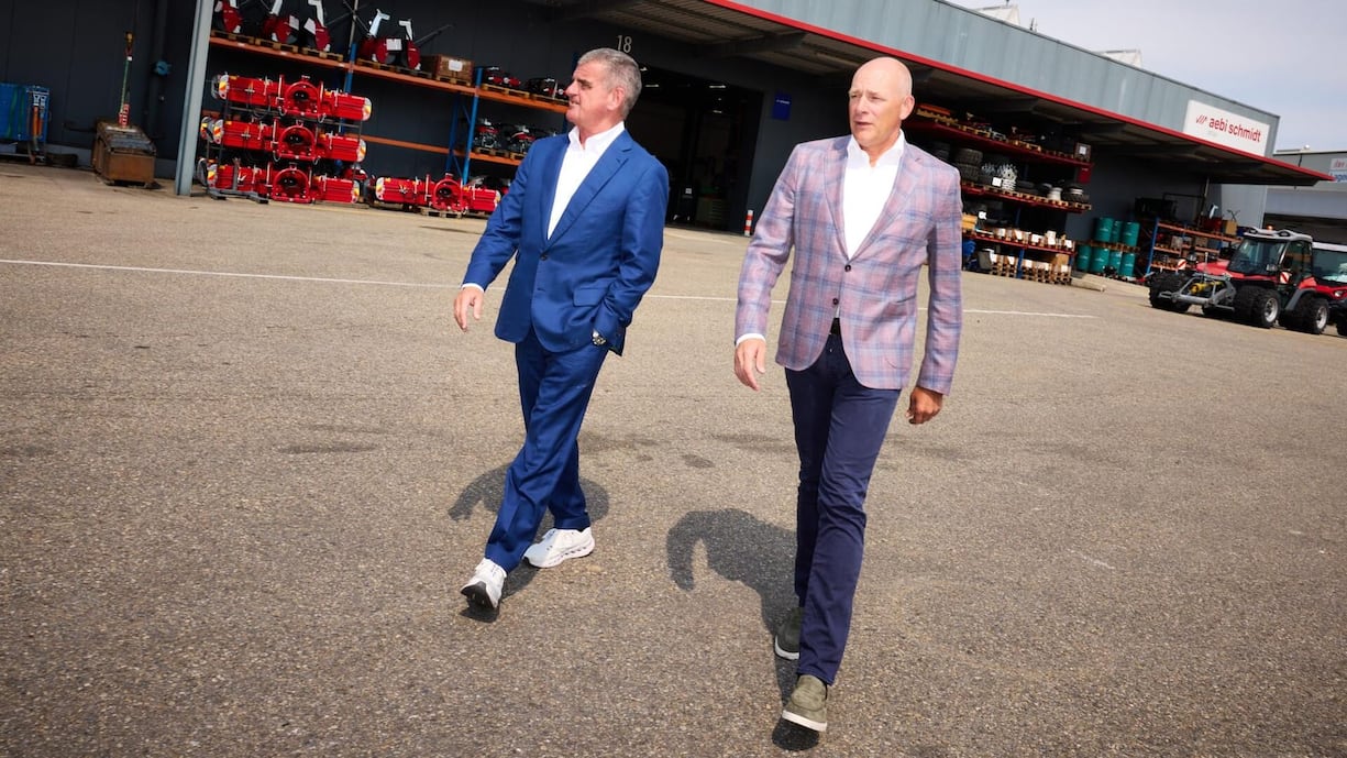 Auch mit weissen Sneakern kann man Chef sein. Peter Spuhler und Barend Fruithof atmen Diesel und Motorenöl im Burgdorfer Aebi-Werk.