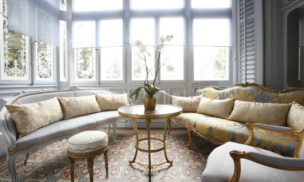 Die grossen Fenster dieses Hauses mitten in Zürich lassen nicht nur viel Licht herein, sondern erlauben auch einen Blick in die kürzlich neugestaltete Parkanlage. Neben den ...