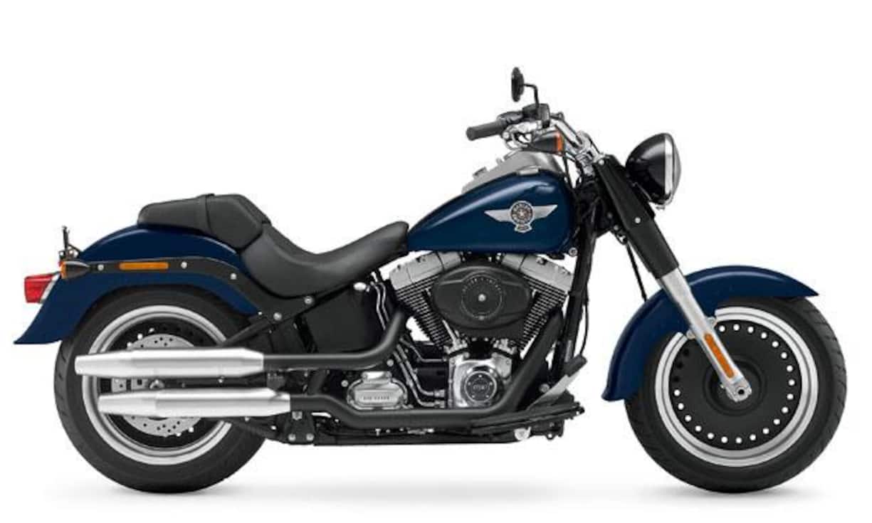 Für den Terminator: Und alle, die auch gern mal aufräumen wollen. Arnold Schwarzenegger machte diese Maschine 1991 berühmt. Die Harley- Davidson Fat Boy trägt ihren kurzen, einprägsamen Namen noch heute mit Stolz, tritt schnörkellos auf – und fährt sich auch so. Respekt. 20 645 Franken.