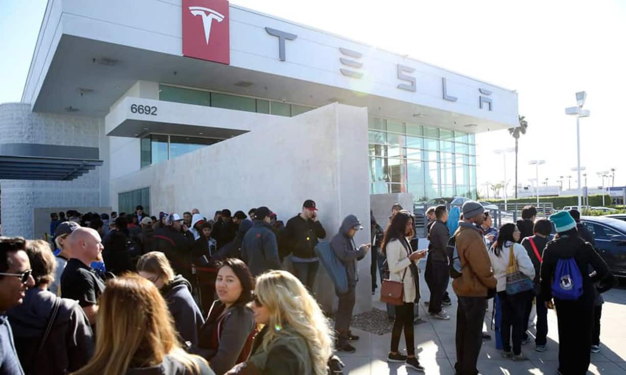 Musk zufolge gab es in den ersten 24 Stunden gut 115'000 Vorbestellungen. In vielen Tesla-Filialen - auch in der Schweiz – standen die Menschen am Donnerstag Schlange, um mit 1000 Franken Vorschuss ein Fahrzeug zu reservieren.