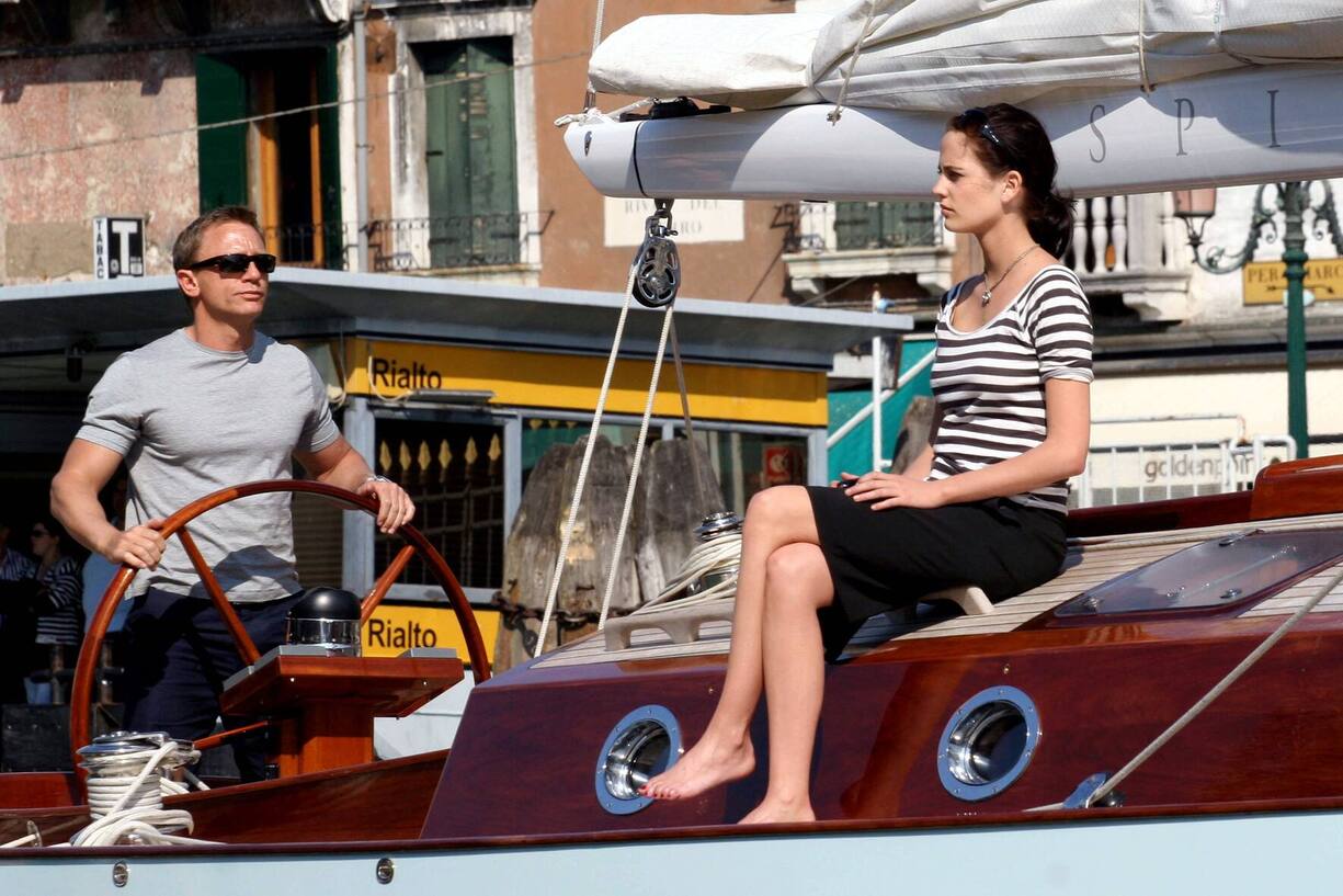 Daniel Craig und Eva Gaelle Green(Schauspieler)HF, ernst, BootDreharbeiten zum neuen James Bond Film "007 CASINO ROYALE" am 07.06.2006 am Canale Grande in Venedig, Italien. (Zanon)ND, QUE' Gnoni-Press/Masi