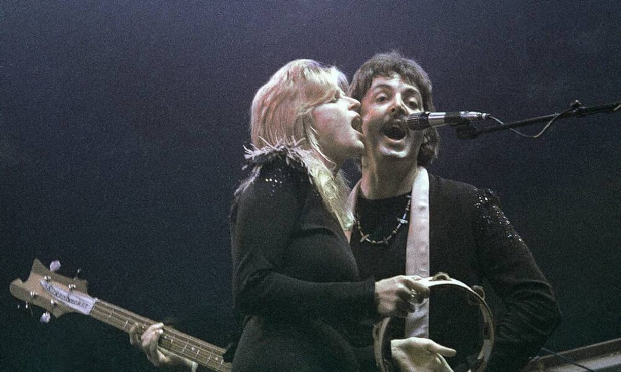 Die Rivalität zwischen den Stones und den Beatles wiederum wurde vor allem durch Medien und Fans angefeuert. Tatsächlich verstand man sich bestens. Nur zwischen Jagger und Paul McCartney brodelte es ab und an. McCartneys erste Frau Linda hatte mit Jagger zuvor eine Affäre gehabt. Auch als sie schon mit dem Beatle zusammen war, machte ihr Jagger immer wieder Avancen.