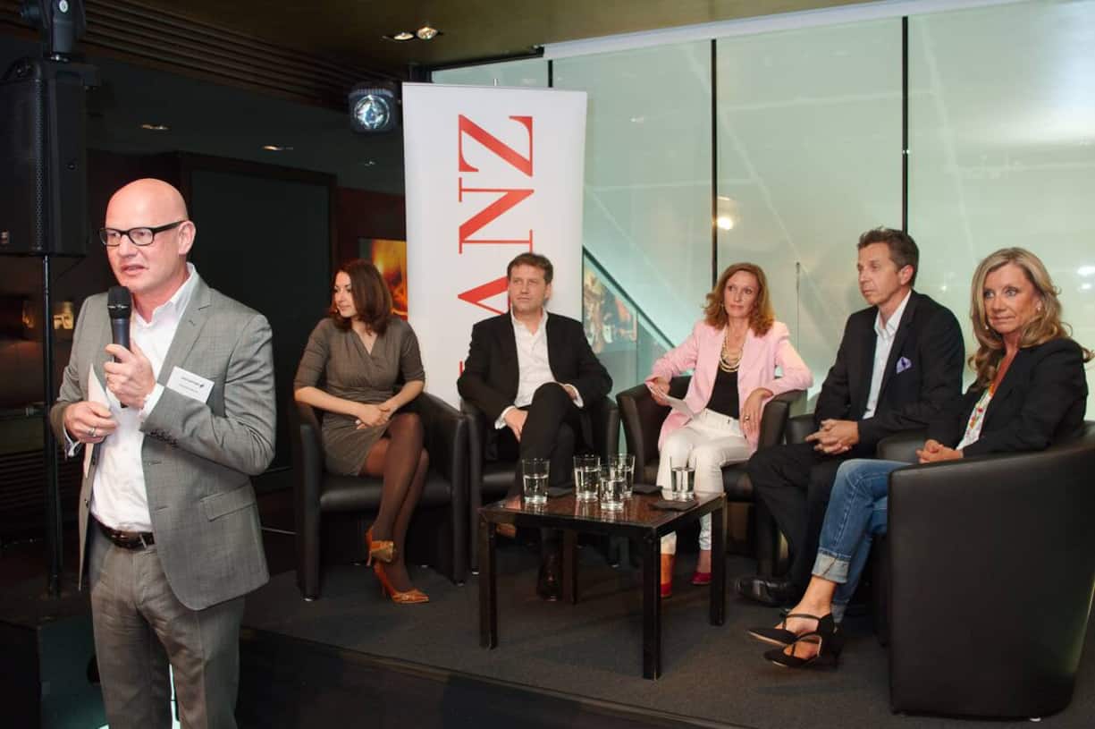 Thomas Garms leitet in die Podiumsdiskussion ein. Hinten Eva-Maria Aulich, Universität Zürich; Sascha Dunst, Pallas Kliniken; Moderatorin Karin Kofler; Roland Landolf, Gerda Spillmann AG; Bea Petri, Schminkbar.