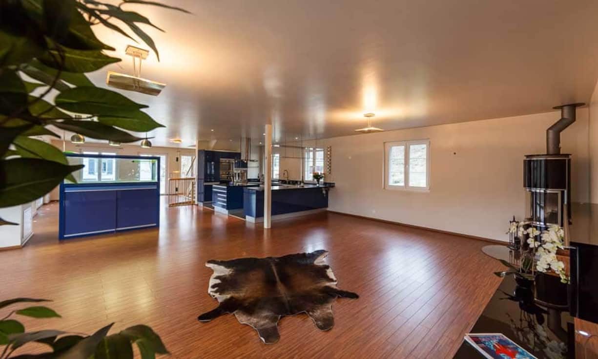 Ein offenes Raumkonzept zieht sich durch das gesamte Gebäude durch. Das grosszügige Wohn- /Esszimmer bietet integrierte Lichtspots und einen Schwedenofen.