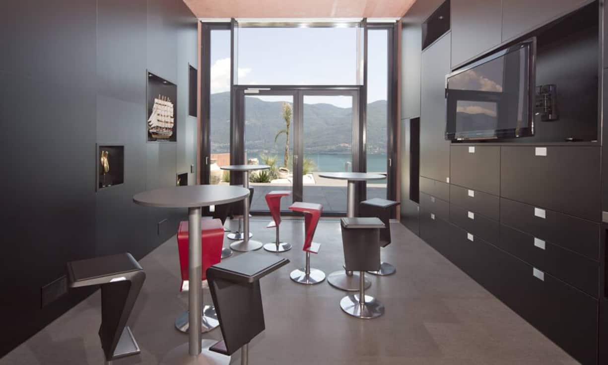 Von hier aus gelangt man über den Portico (55 m²)…