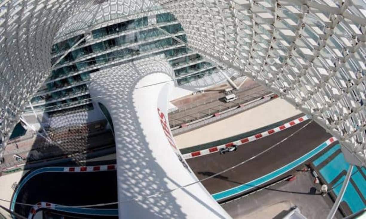 Hotelgäste können so das Renngeschehen aus Gemeinschaftsräumen und von oben liegenden Brüstungen verfolgen.