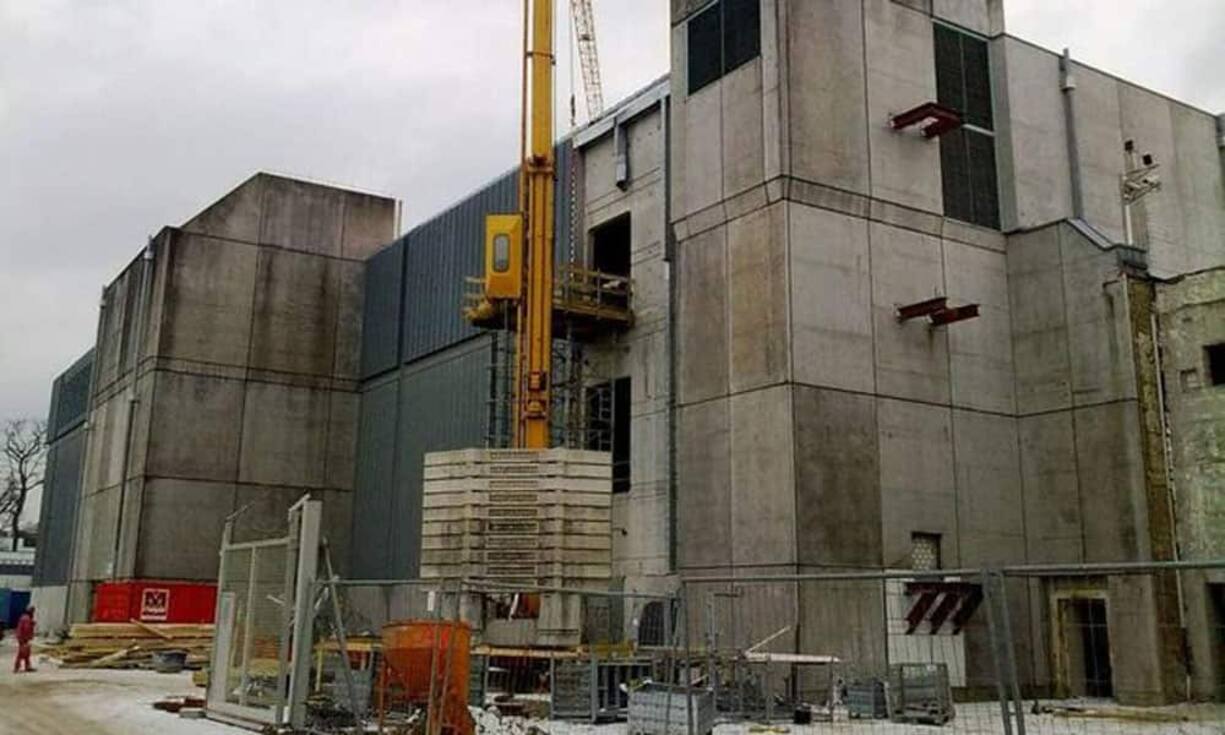 Der deutsche Internetprovider «1 & 1» hat sich im Siemens Technopark im hessischen Hanau eingerichtet - und das in einem Atomgebäude. In der Brennelementefabrik Neue MOX stehen nun auf 10'000 Quadratmetern Computer.