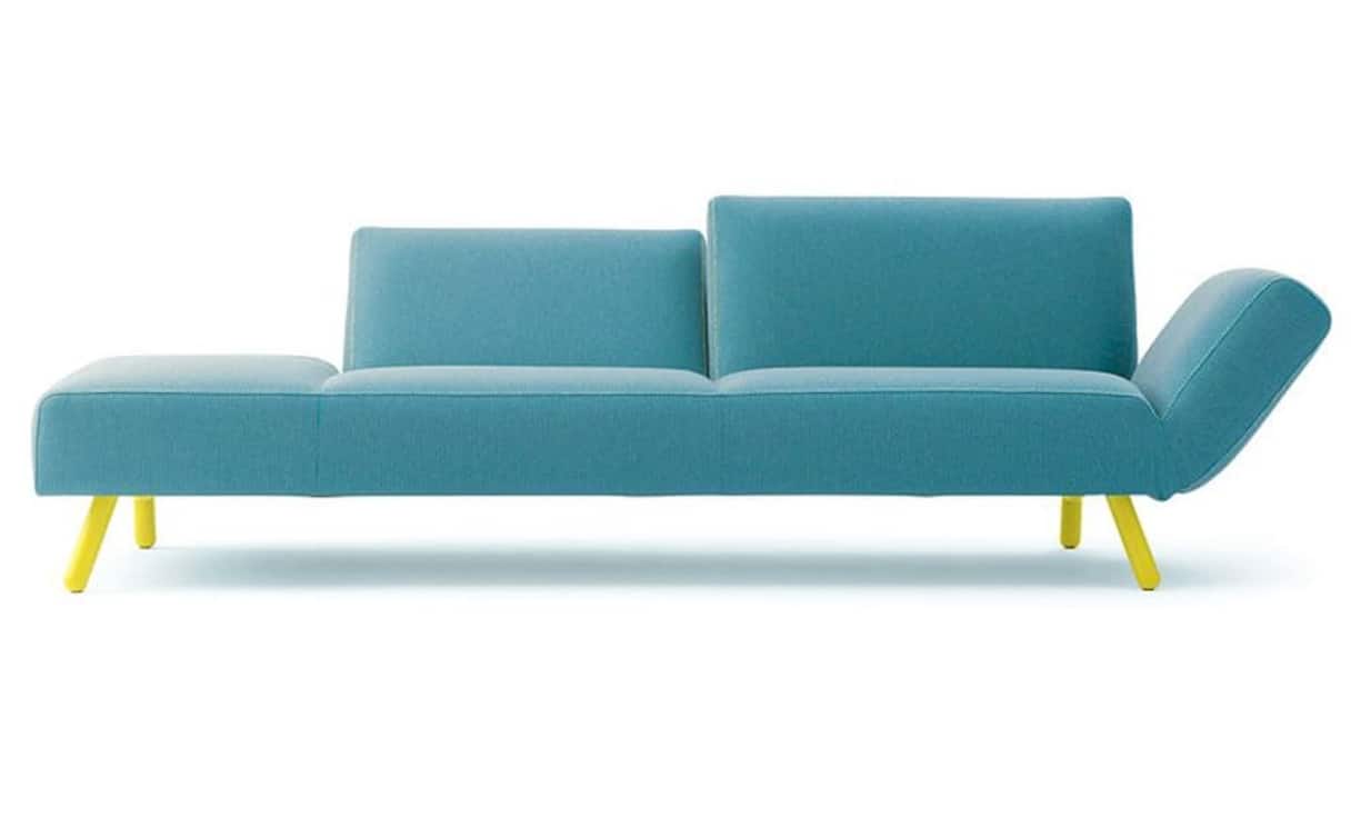 Auf dem türkisfarbenen Sofa mit offenem Ende lässt es sich entspannen. Die Rücken- und Armlehnen sind zudem verstellbar. Preis: 3000 Franken.