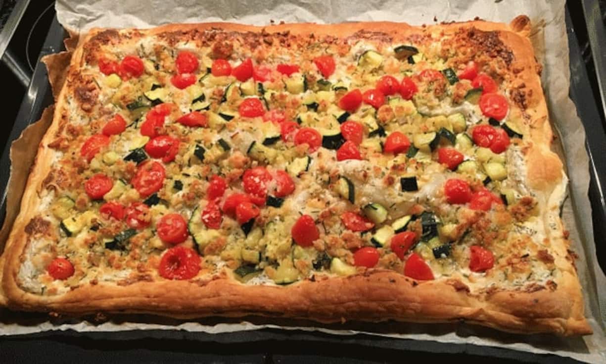 ...und so sieht er nachgekocht aus. Sieht zwar hübsch aus, ist geschmacklich aber eher fad. Die Paprika fehlt, da diese aus Versehen beim Brotsalat verwendet wurde.Caroline Freigang