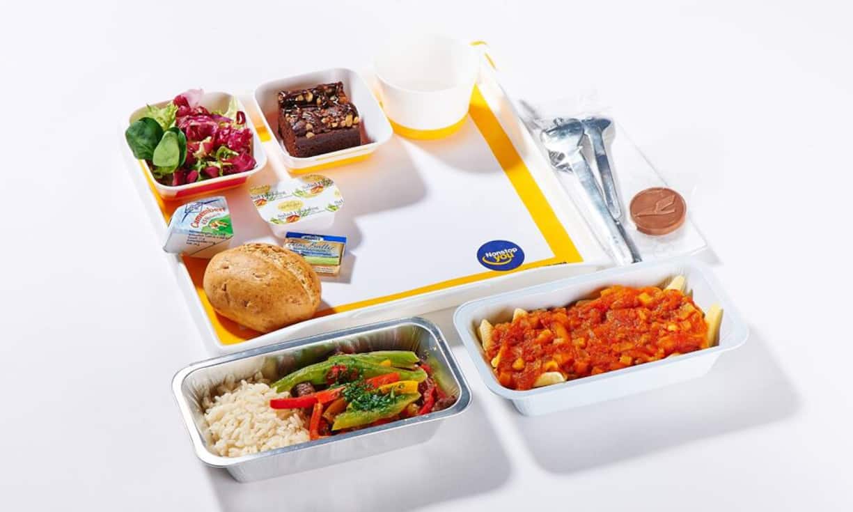 Die Reise-Website Hopper.com hat eine Rangliste für das beste Essen in der Holzklasse erstellt. Die Top 10 im Überblick: Platz 10: Lufthansa Als einzige westeuropäische Airline hat es Lufthansa gerade noch in die Top 10 geschafft. In der Economy-Class wird den Passagieren gesundes und frisches Essen serviert. Dazu gibt es bayerisches Bier. Lufthansa