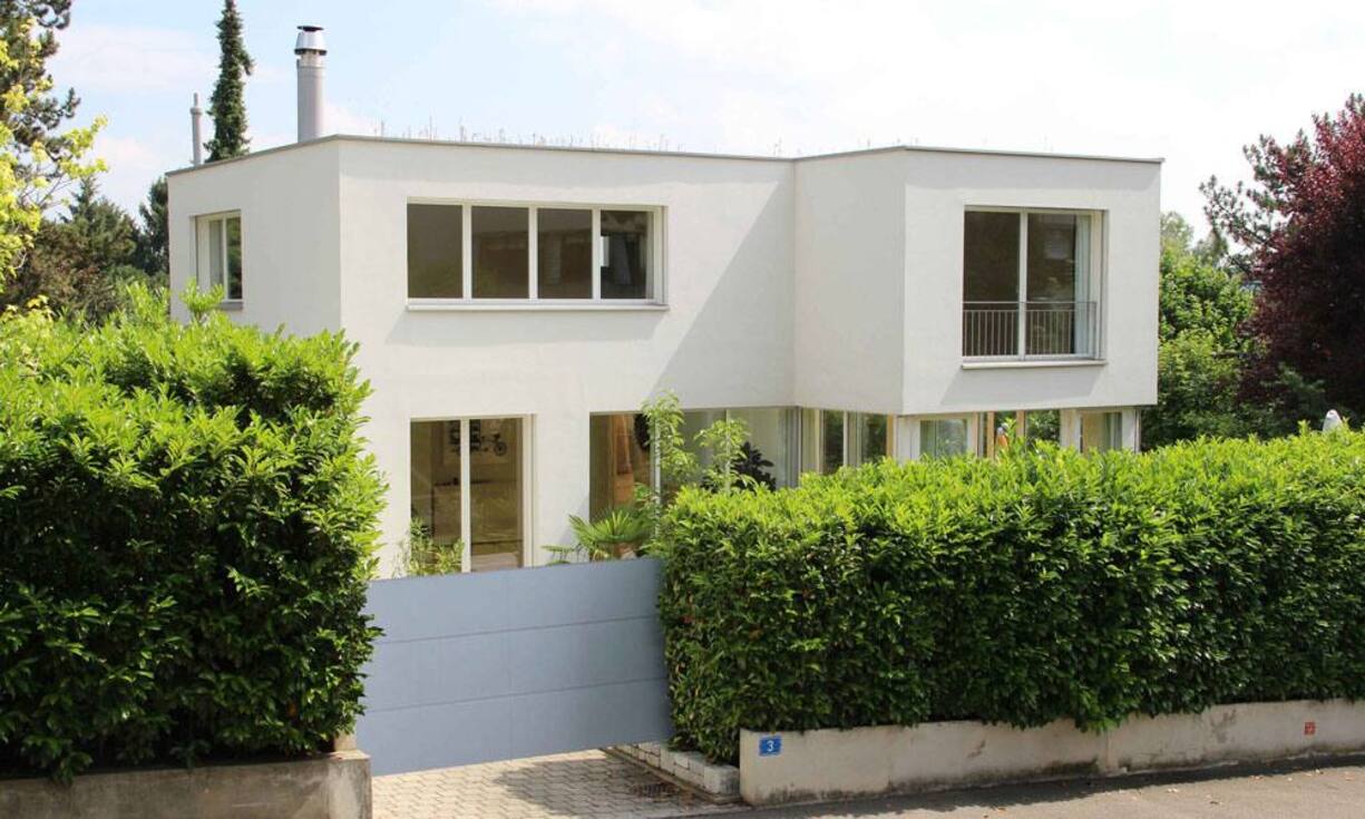 Auf einer Wohnfläche von knapp 200 Quadratmetern verteilen sich sechs Zimmer.