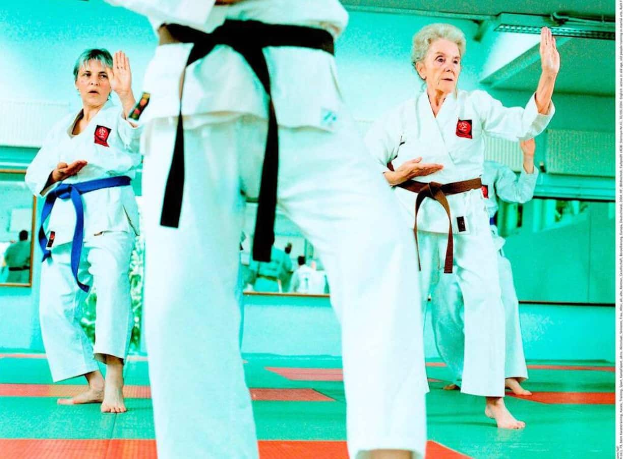 Mehr Zeit für Fitness: Pensionierte im Karatekurs