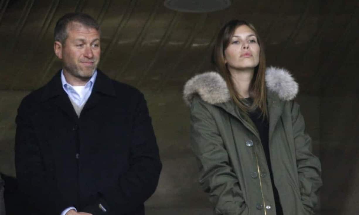 Das US-Kunstmagazin ARTnews hat ein Ranking der 200 aktivsten Kunstkäufer und Sammler zusammengestellt. Die Liste besteht dabei aus Immobilien-Magnaten, Computer- und Software-Milliardären, Hedgefonds-Managern sowie russischen Oligarchen wie Roman Abramovich. Er und seiner Freundin Dasha Zhukova gehören international zu den aktivsten und damit auch einflussreichsten Kunstsammlern.