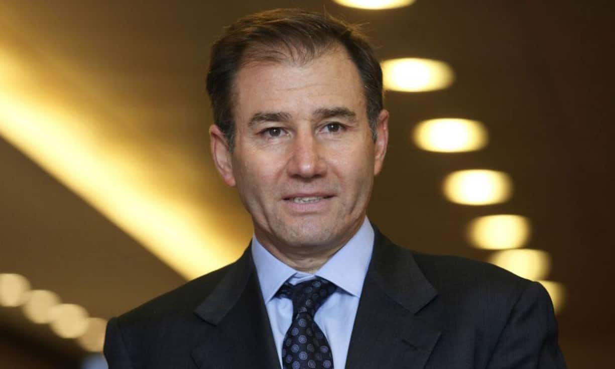 Ivan Glasenberg: CEO Glencore Xstrata Glencore hatte einen 41-Milliarden-Dollar-Schuldenberg angehäuft und verzeichnete 2015 einen Verlust von 8 Milliarden Dollar. Die Erholung verläuft schleppend. Anfang April konnte man 40 Prozent der Sparte Glencore Agricultural Products an einen kanadischen Pensionsfonds veräussern und den Schuldenberg um 2,5 Milliarden Dollar abbauen.