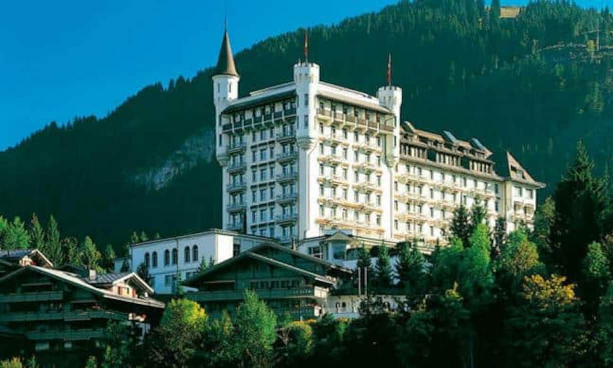 Rang 3: Gstaad Palace, Gstaad. Während manche Engadiner Alpenpaläste auf etwas angestrengte Art klassisch wirken, geht es in den Gstaader Häusern viel lockerer zu, als es die Preisklasse nahelegen würde. Insbesondere das Team um Andrea Scherz im Gstaad Palace verfügt über eine Leichtigkeit, die den Gast verwöhnt, ihm aber niemals auch nur das Geringste aufzwingt. Im Vorjahr noch auf Platz 2, nun der 3. Platz der besten Ferienhotels der Schweiz.