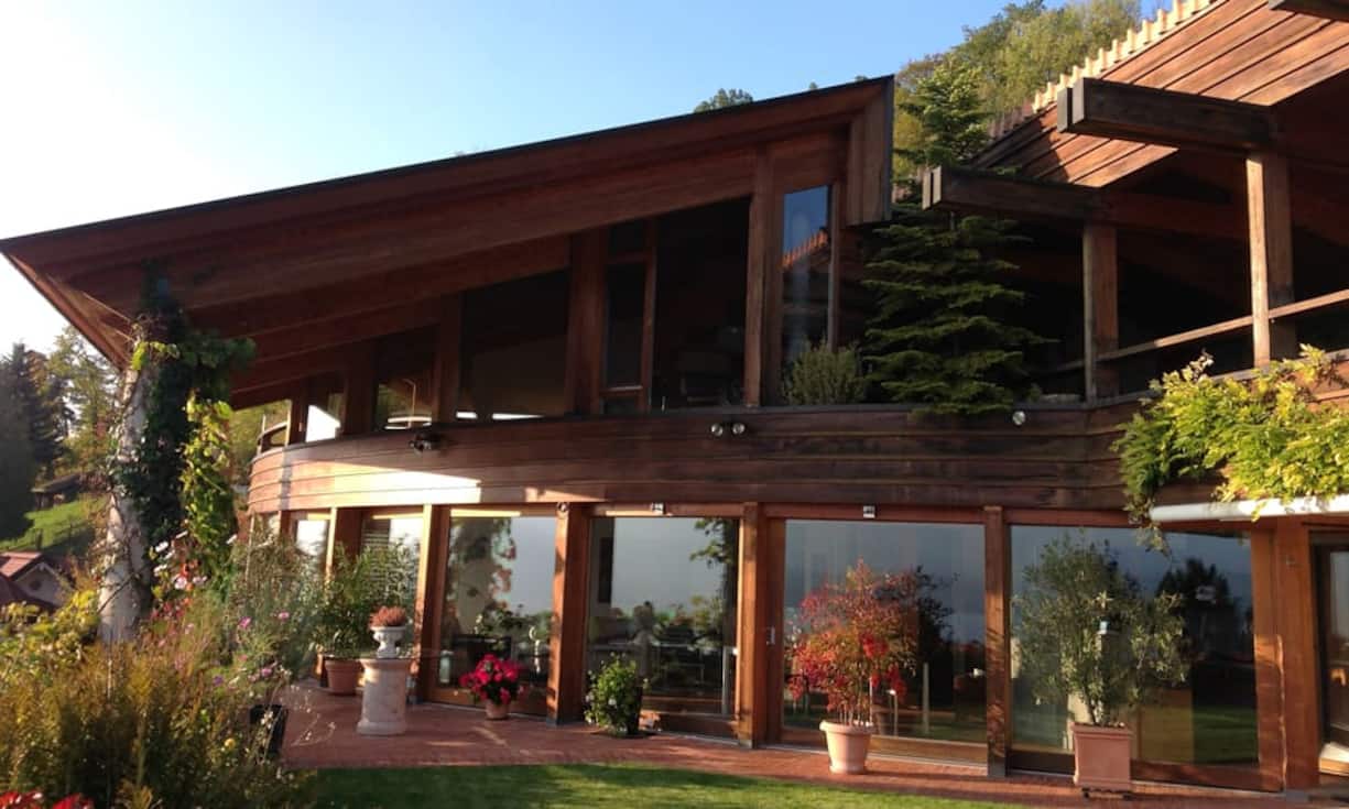 Das Haus besitzt eine Wohnfläche von 230 Quadratmetern und steht auf einer Grundstücksfläche von 740 Quadratmetern.