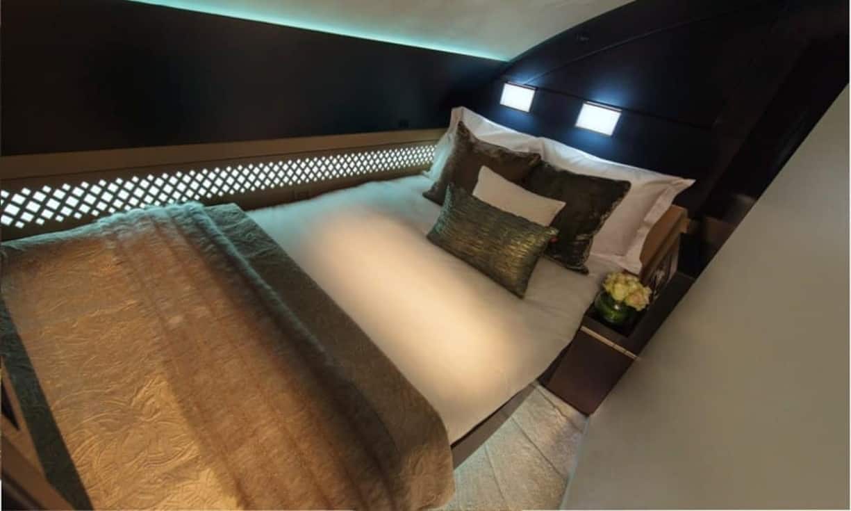 … gibt es ein separates Schlafzimmer. Passagiere schlafen hier in italienischer Designerbettwäsche.