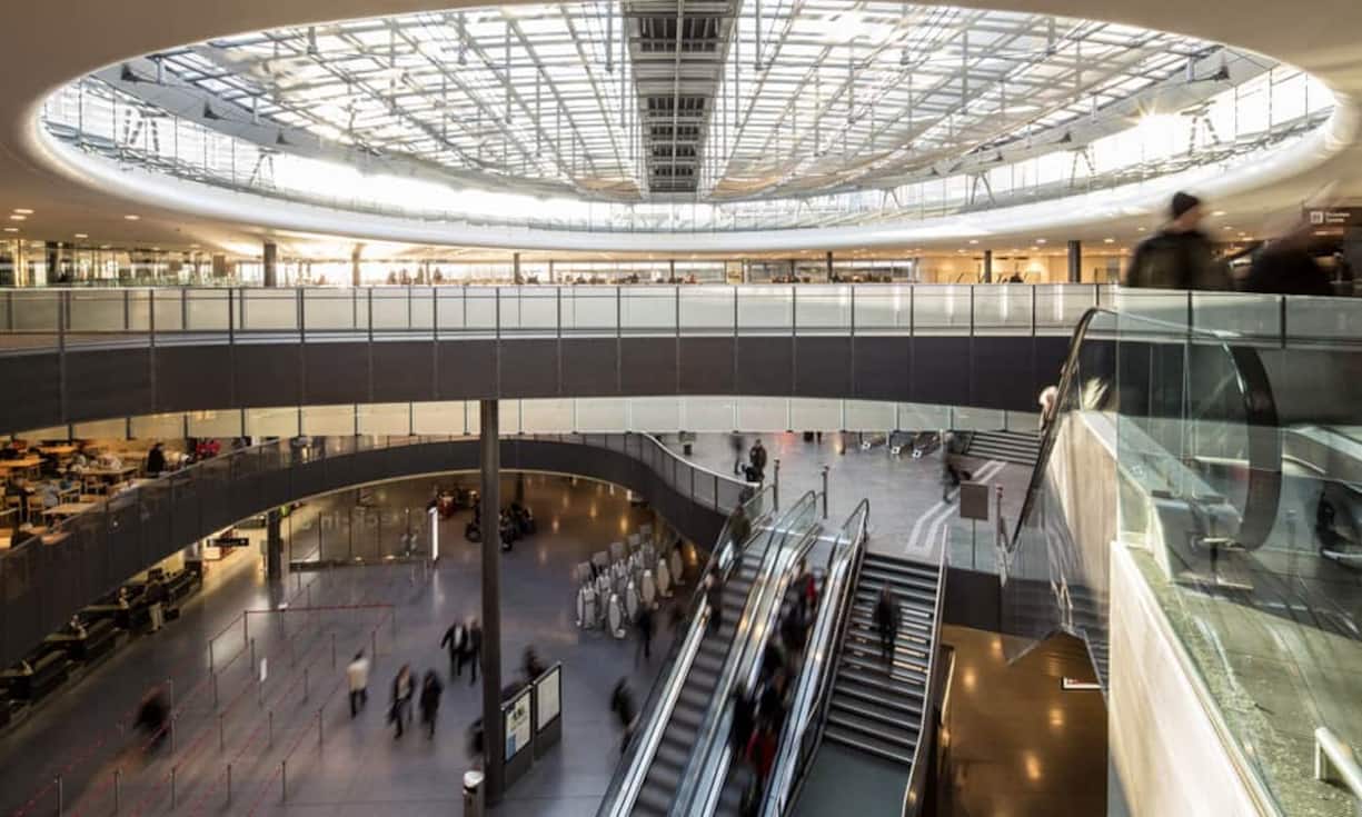 Platz 4: Zürich Flughafen (ZRH). Der grösste Flughafen der Schweiz zählt zu den besten vier Airports der Welt und überzeugt durch effiziente Abläufe, tadellose Sauberkeit und gute Verkehrsanbindung.