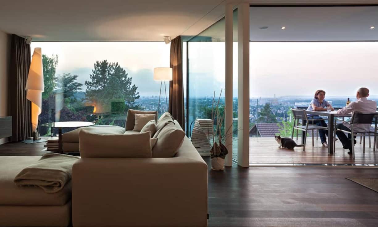 Ob draussen oder drinnen – auf allen Ebenen, in allen Räumen ist das Haus auf das grandiose Panorama konzentriert, das weit über Basel hinausreicht.