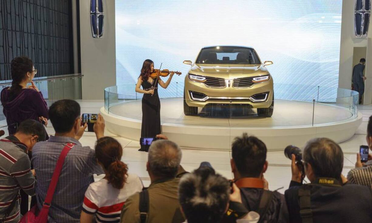 Das Publikum wird mit zahlreichen Shows bei Laune gehalten: So gibt es Violinkonzerte...