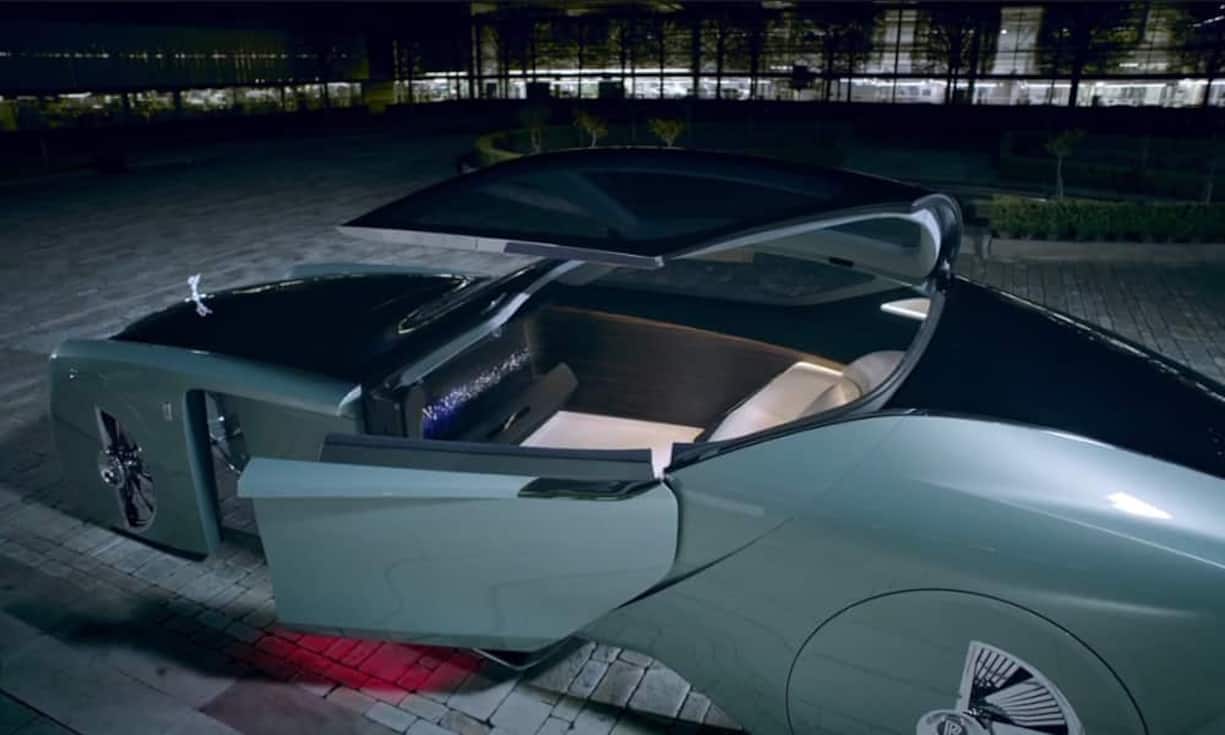 Es handelt sich übrigens um das Konzept für ein selbstfahrendes Auto. Daher besteht der Innenraum aus einem «Sofa» für zwei Personen und einem riesigen Fernseher.