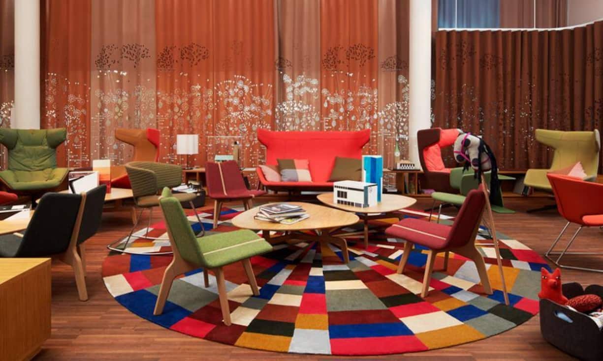 Auch in der Schweiz haben die Micro-Hotels Einzug gehalten: In Zürich steht das 25 Hours Hotel. Wichtig sind in diesen neuen Hotels die Gemeinschaftsräume: Schicke Lounges, Bars, Wlan-Ecken und gemütliche Sessel zum verweilen. Der Millenial ist lieber unter Menschen als alleine auf seinem Zimmer.25 Hours Hotel Company