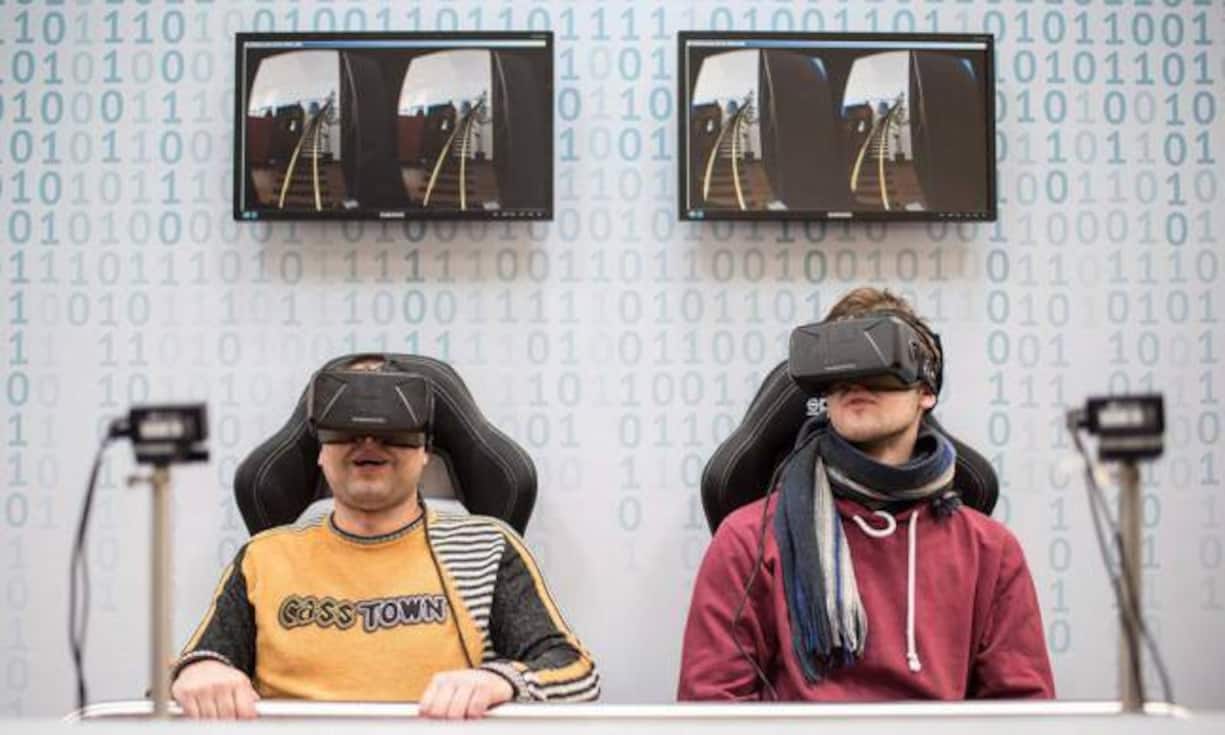 Besucher probieren das Oculus Rift: Das Head-Mounted Display hat ein besonders grosses Sichtfeld und extrem schnelle Bewegungssensoren.
