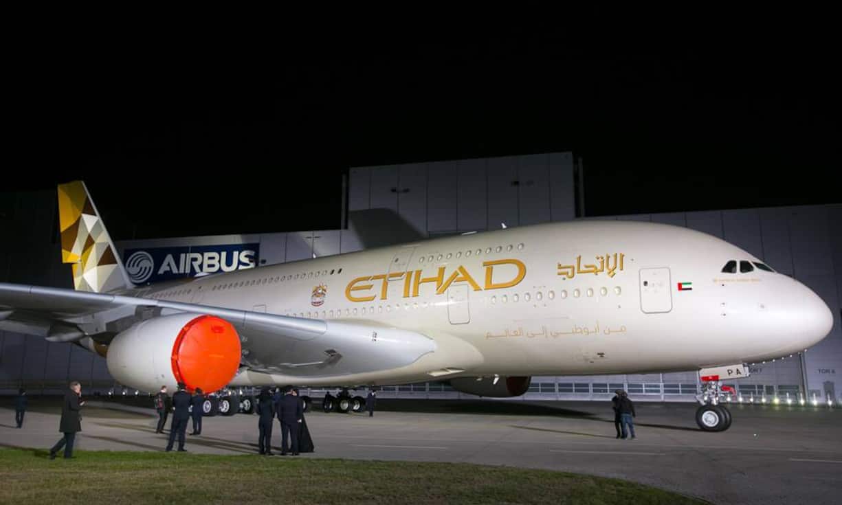 Platz 4: Etihad Airways Bei Etihad Airways dürfen die Economy-Passagiere auf einer Karte zwischen drei Hauptgerichten wählen. Dazu gibt es ein reichliches Angebot an alkoholischen Getränken.