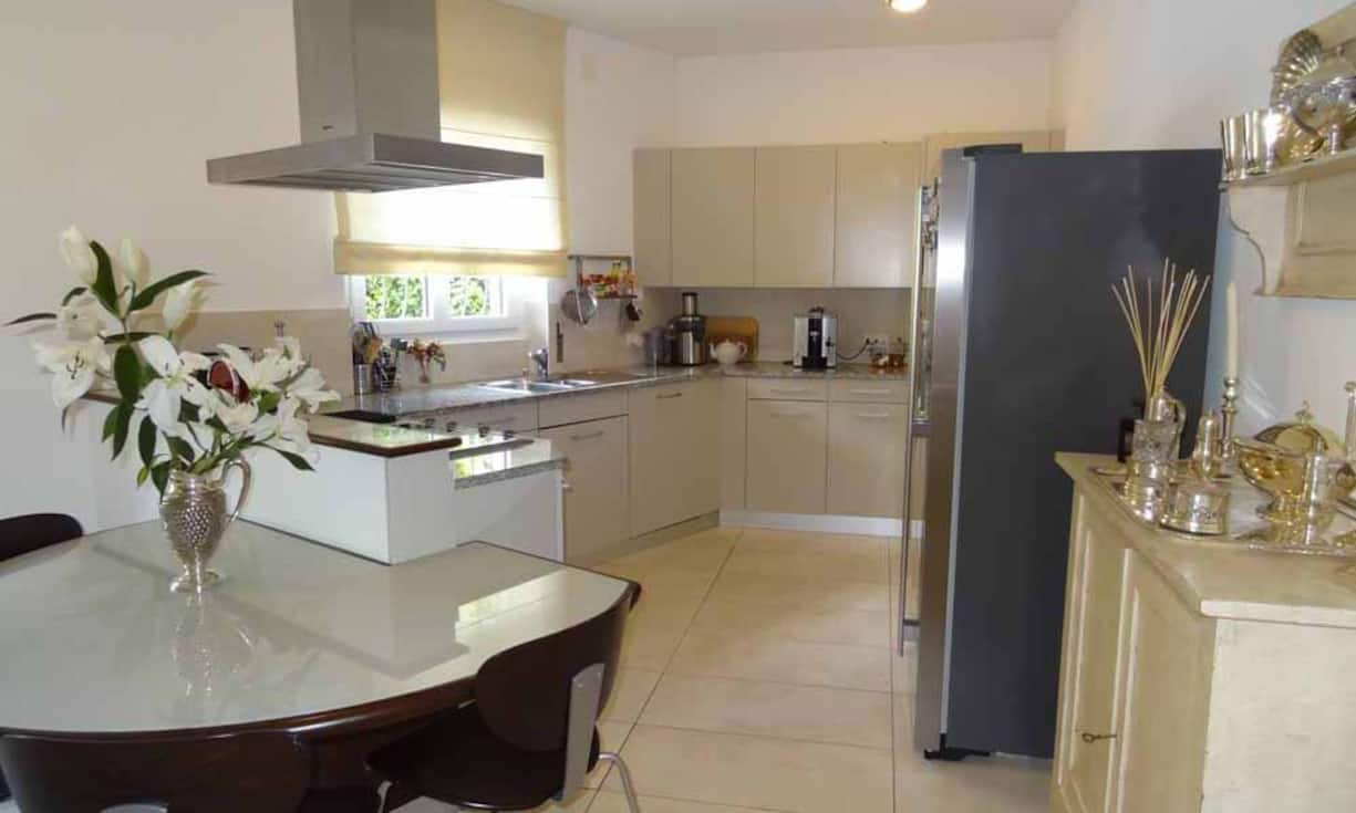 Die Wohnküche im oberen Bereich ist mit modernen Apparaturen ausgestattet.