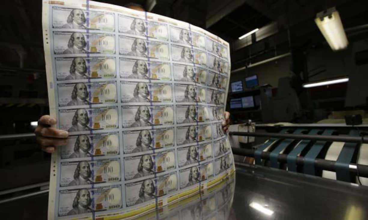 Das Nachrichtenportal Bloomberg hat die grössten Gewinner und Verlierer des Ölcrashs ermittelt. Einige Ergebnisse erstaunen.
Gewinner: Dollar
Der US-Dollar wird stärker, weil die Amerikaner weniger Geld für Ölkäufe ausgeben müssen. Weil Öl in Dollar fakturiert wird lässt ein stärkerer Dollar den Preis noch schneller sinken.