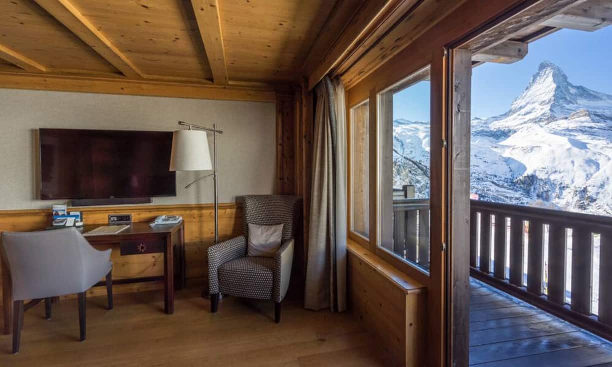 Platz 3 (6): Riffelalp Resort 2222m, ZermattDie Luxus-Lodge bietet das ultimative Alpenerlebnis und ist einer jener raren Orte, an denen man sich vor der Welt verstecken und im Einklang mit der Natur fühlen kann. Soeben wurden alle Zimmer renoviert, geblieben ist die entspannte Atmosphäre ohne vornehmes Getue. Im Aussenpool schwimmt man direkt aufs Matterhorn zu, und im Winter kann man direkt vor dem Hotel die Skis anschnallen. Riffelalp Resort 2222m