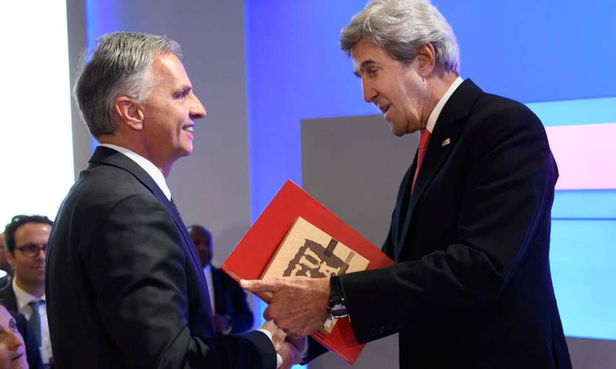 Bundesrat Didier Burkhalter überreicht dem scheidenden US-Aussenminister John Kerry ein exklusives Buch.