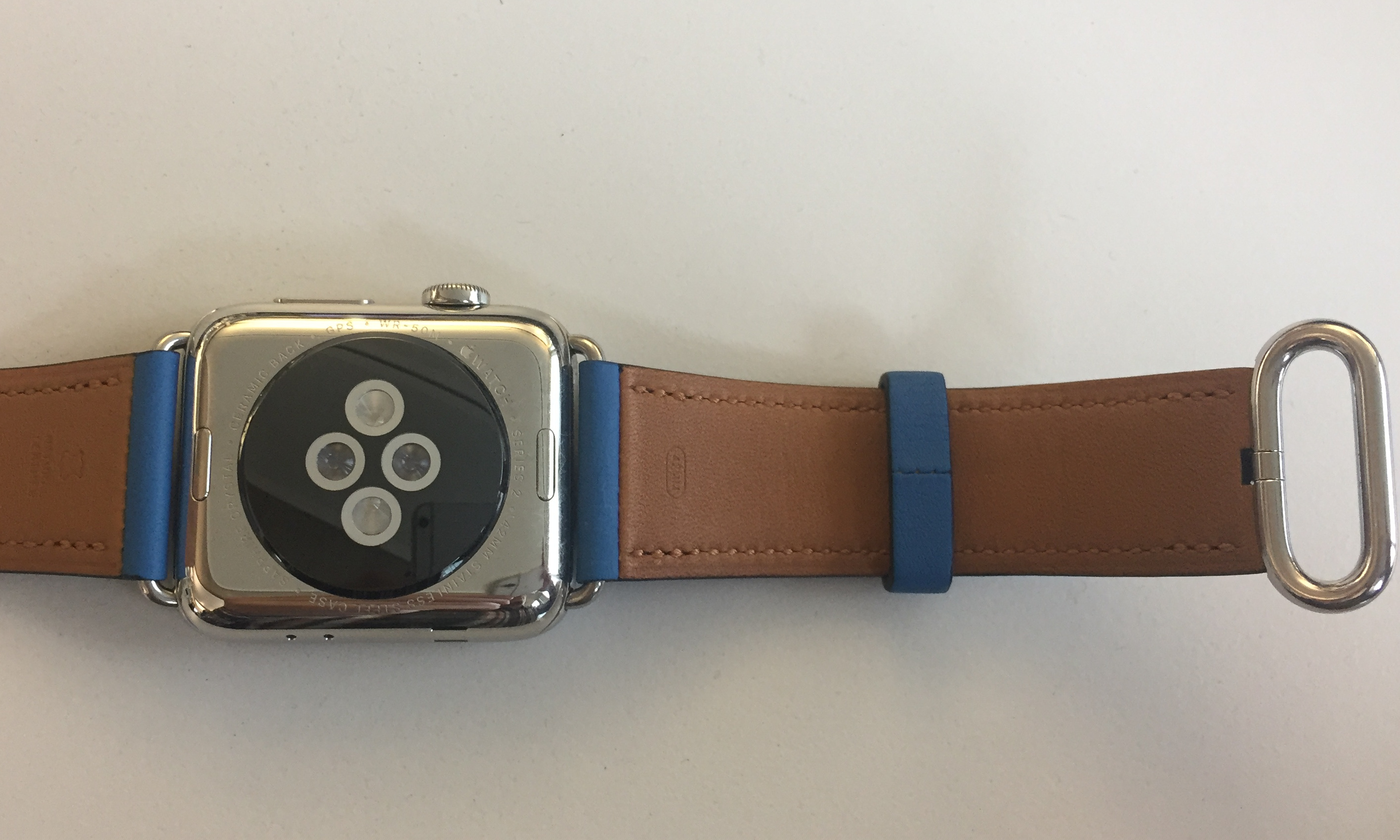 Die Armbänder der Uhr können auf einfache Weise ausgetauscht werden. Ein Druck auf die Schlitze an der Unterseite der Watch...