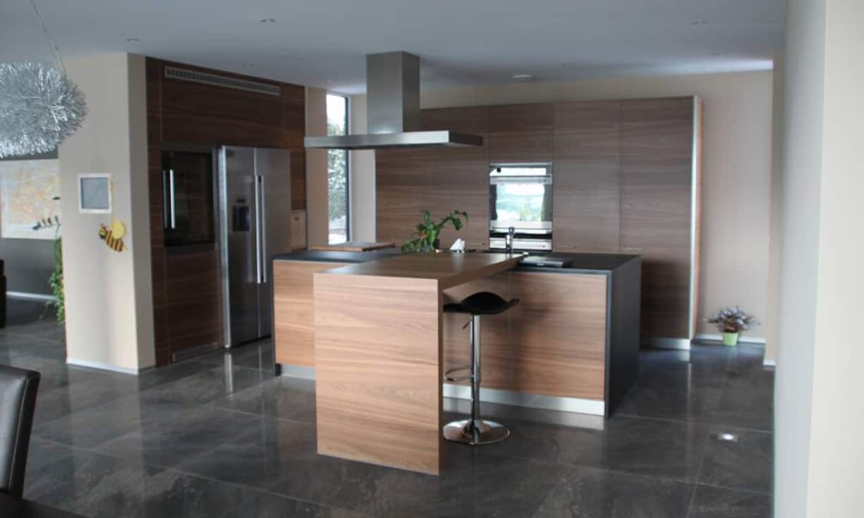 Auch eine Frühstücksbar, ein grosser Kühlschrank und ein Weinkühlschrank fehlen nicht. Die Terrasse ist von allen Räumen aus zugänglich. Und über die Terrasse…