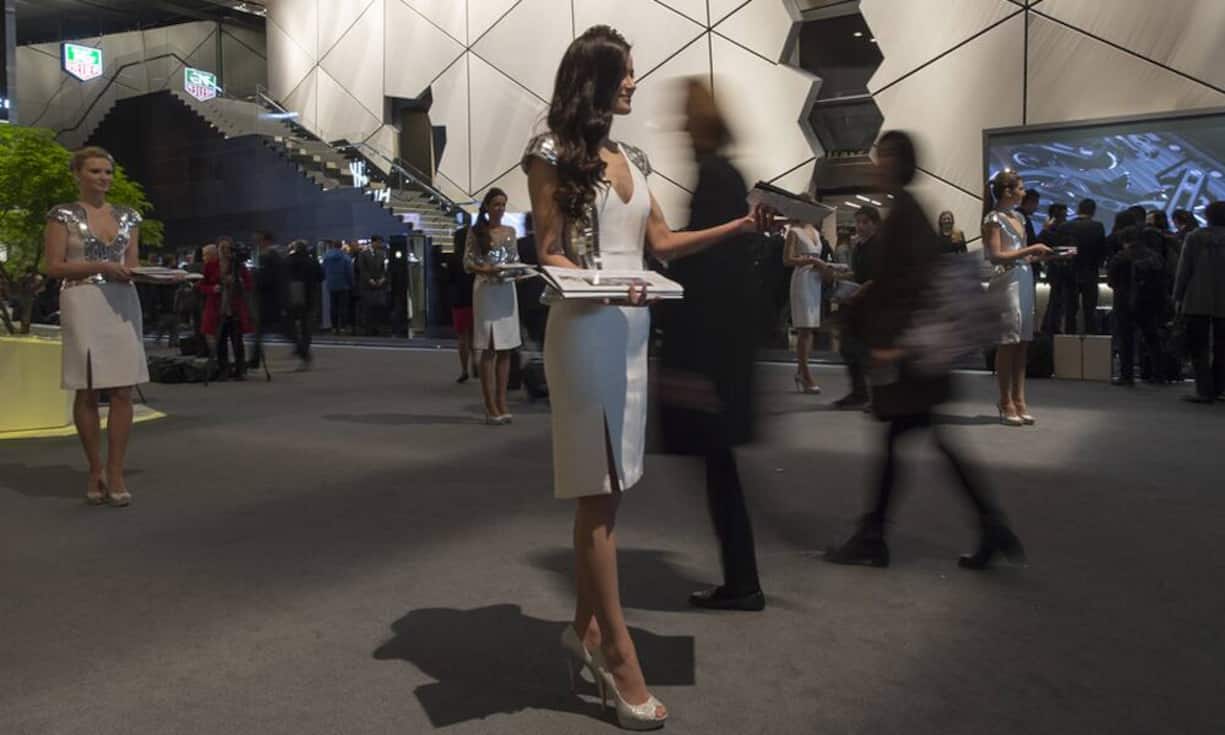 Hostessen kümmern sich um die Gäste aus der ganzen Welt.Keystone