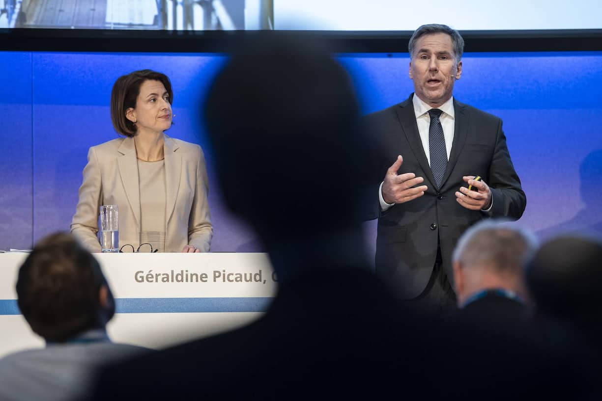 An der Jahrespressekonferenz ihres vorherigen Arbeitgebers Holcim, einmal 2020 mit CEO Jan Jenisch (im Bild), ...