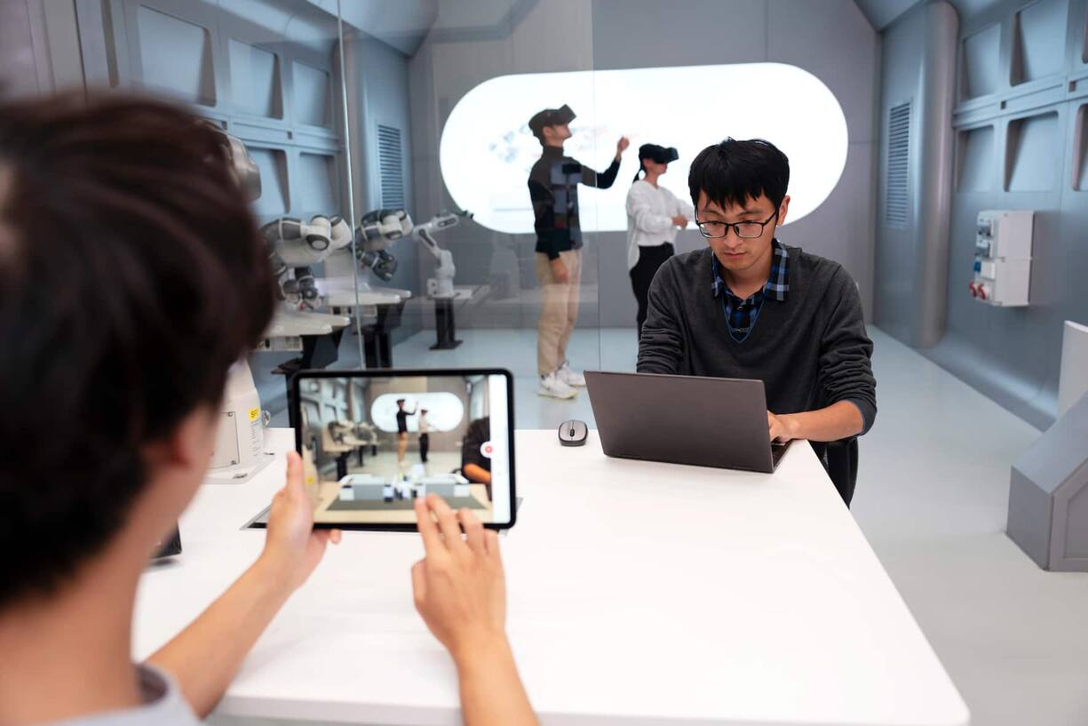 Zwei Arbeiter in der chinesischen Roboterfabrik von ABB