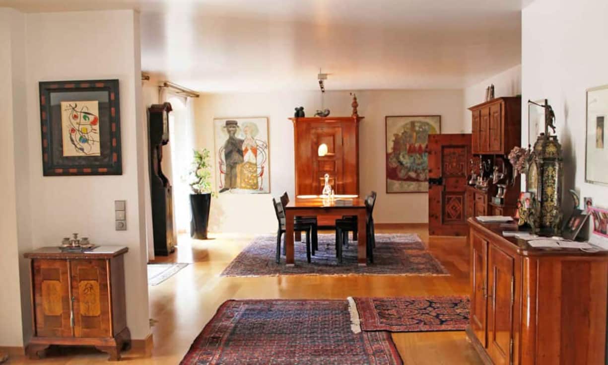 ...das hochwertige Eichenparkett, welches sich über den offenen Wohn- und Essbereich, sowie...