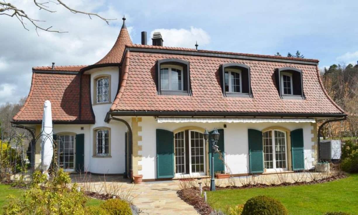 Auf dem Grundstück mit einer Fläche von beinahe 1'900 Quadratmetern findet sich das Haupthaus, ein Gartenhaus sowie das Poolhaus.