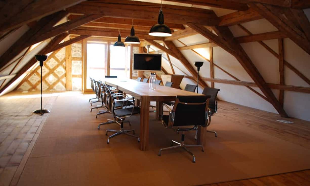 ...heute einen grosszügigen Konferenz- und Veranstaltungsraum im Dachstuhl.