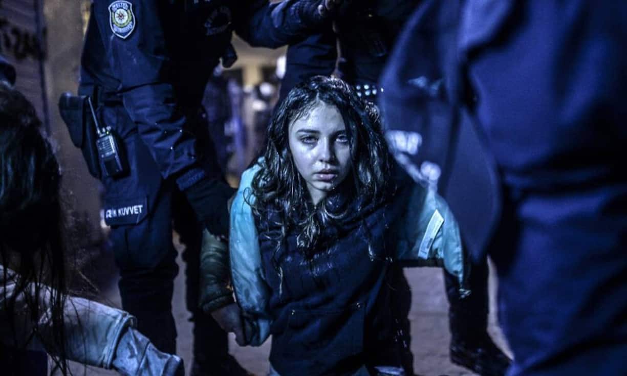 «World Press Photo» ehrt die besten Pressefotos. Sehen Sie hier die diesjährigen Sieger der verschiedenen Kategorien:
In der Kategorie «Spot News» gewinnt diese Aufnahme von den Protesten gegen die türkische Regierung in Istanbul.
Keystone/Bulent Kilic