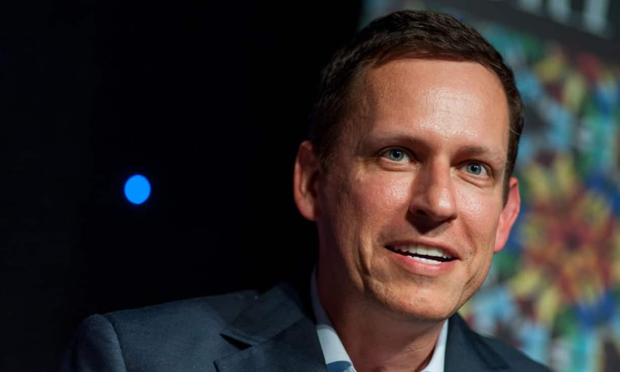 Der Tech-Investor und PayPal-Gründer Peter Thiel (geschätztes Vermögen 2,7 Milliarden Dollar) nahm bis 2003 immer wieder sehr erfolgreich an Schachturnieren teil und ist auch heute noch beinahe süchtig danach, sich online beim Schach mit anderen zu messen. «Ich spiele wahrscheinlich immer noch zu viel Schach im Internet», gestand er den Kollegen von «Tech Republic». «Schach ist so eine seltsame Kombination aus Kunst, Wissenschaft und Sport, die mich irgendwie süchtig macht.»