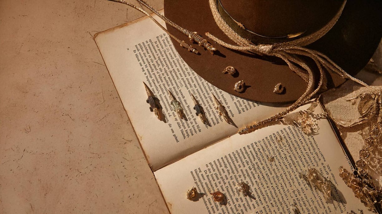 ... von Hand in Gold ­gefertigt und teilweise mit Diamanten und Edelsteinen besetzt.