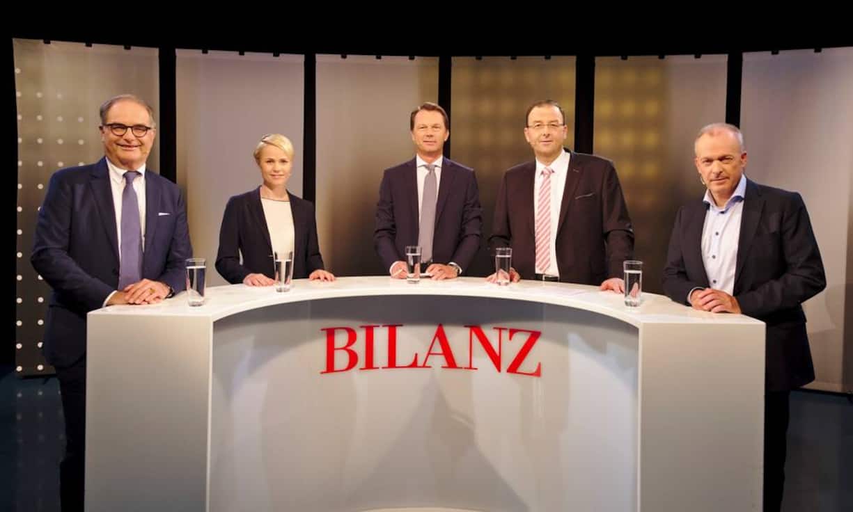 Die Gesprächsrunde:
Peter Kurer, Sunrise Communications AG;
Natalie Rickli, SVP ZH;
Dirk Schütz, Chefredaktor Bilanz;
Marco Quinter, UPC Schweiz GmbH;
Urs Schaeppi, Swisscom (Schweiz) AG (Bildbeschrieb v.l.n.r.)