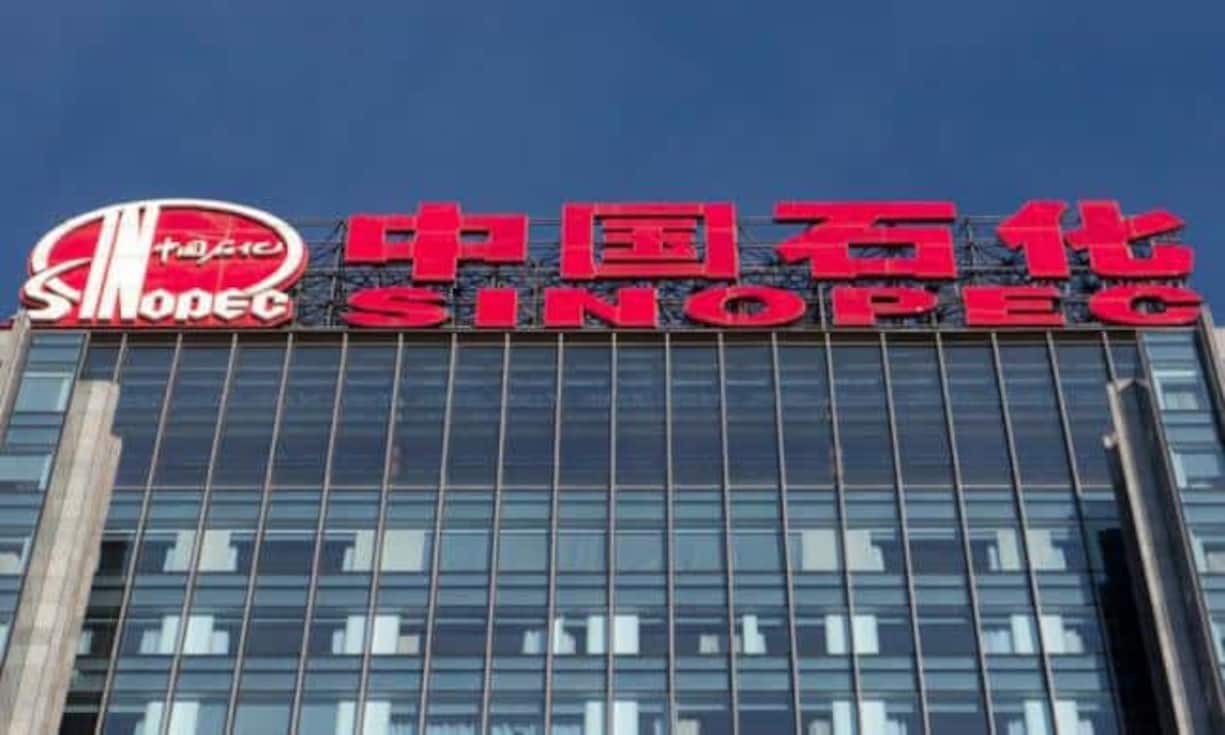 Sinopec Die Firma ist ein Erdgas- und Mineralölunternehmen mit Sitz in Peking - und börsenkotiert. Sinopec gehört zu den drei grössten Mineralölunternehmen in China, erschliesst Erdgas- und Erdölvorkommen weltweit, besitzt Raffinerien und vermarktet petrochemische Produkte. In Deutschland ist das Unternehmen durch die Sinopec Europa Handels GmbH in Frankfurt vertreten.
