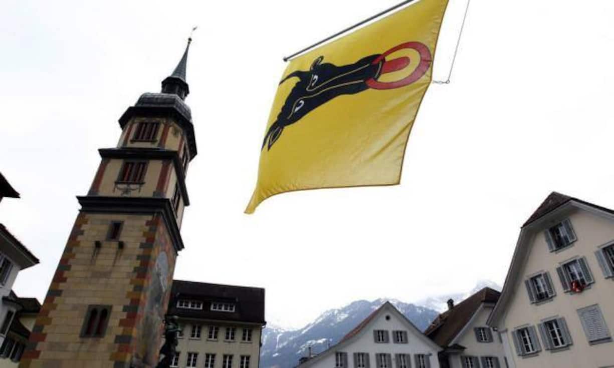 Die CS hat analysiert, in welchen Wohnkantonen das Leben besonders teuer oder günstig ist:In Uri bleibt für duchschnittliche Schweizer Haushalte am meisten verfügbares Einkommen nach Abzug von Abgaben und Fixkosten. Der Innerschweizer Kanton punktet mit tiefen Steuern und günstigen Krankenkassenprämien. Auch das Wohnen ist günstig, und Pendelkosten lassen sich im grossen Mass von den Steuern abziehen.