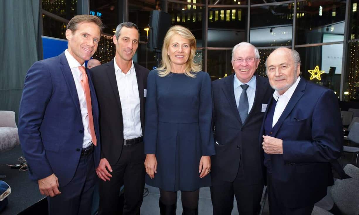 Gruppenbild mit Dame:
Peter Zehnder, Egon Zehnder;
Christoph Tonini, Tamedia;
Regula Curti;
Christoph Blocher;
Sepp Blatter (Bildbeschrieb v.l.n.r.)