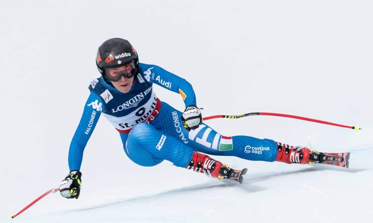 Sofia Goggia, die Führende nach der Abfahrt, scheidet im Slalom nach wenigen Toren aus.